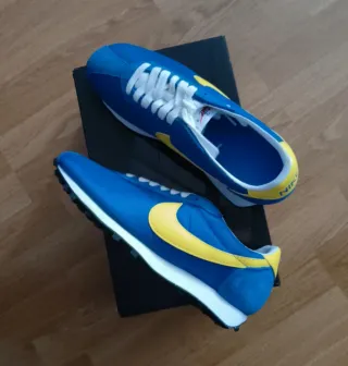 Nuove scarpe sportive Nike, taglia 42.5