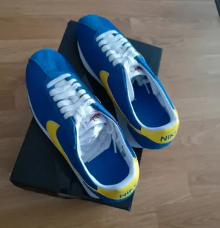 Nuove scarpe sportive Nike, taglia 42.5