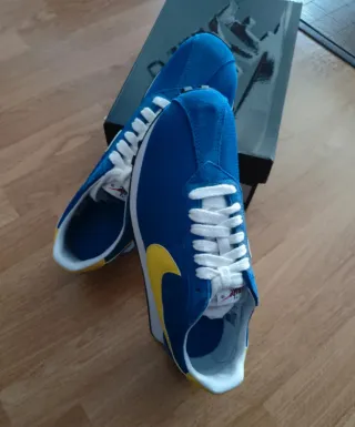 Nuove scarpe sportive Nike, taglia 42.5