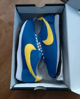 Nuove scarpe sportive Nike, taglia 42.5