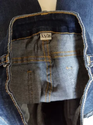 Vaqueros mujer con bordado de rosas