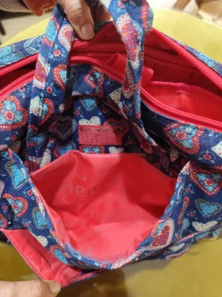 Maletín portátil con estampado de corazones