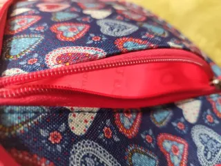 Maletín portátil con estampado de corazones