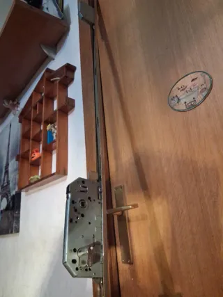 Cerradura triple para marco y puerta