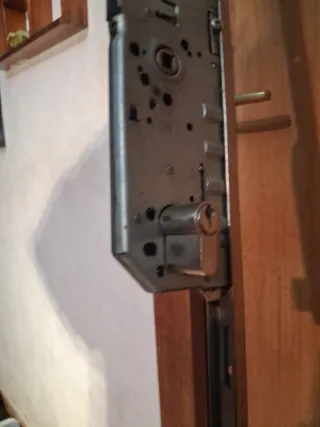 Cerradura triple para marco y puerta