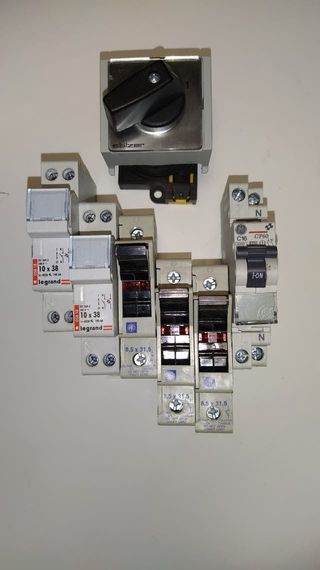 Lote material eléctrico: Interruptores y seccionad