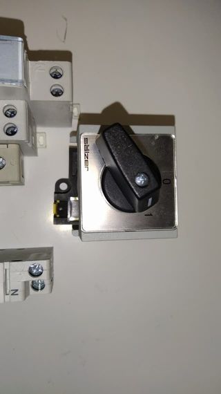 Lote material eléctrico: Interruptores y seccionad