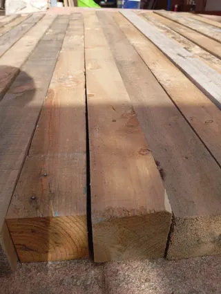 Listones, vigas, palos, postes, puntales de madera