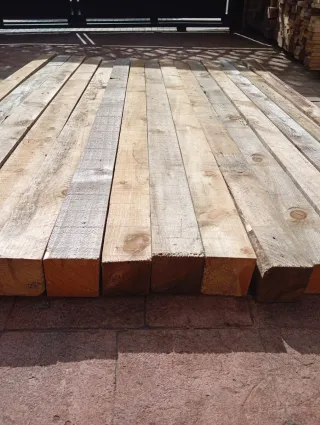 Listones, vigas, palos, postes, puntales de madera