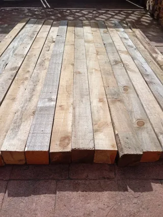 Listones, vigas, palos, postes, puntales de madera