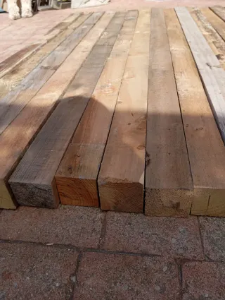 Listones, vigas, palos, postes, puntales de madera