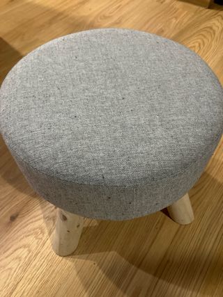 Taburete redondo de tela y madera