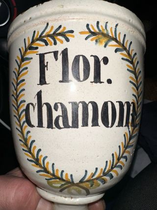 Albarelo cerámica catalana Flor. Chamom