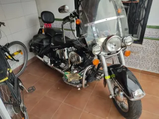 Moto clásica Harley-Davidson Cruiser negra.