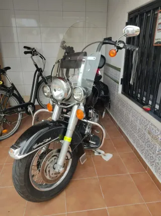 Moto clásica Harley-Davidson Cruiser negra.