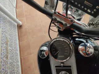 Moto clásica Harley-Davidson Cruiser negra.