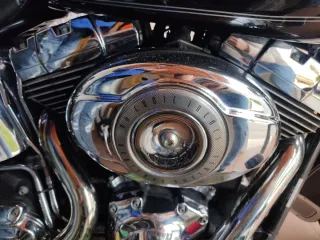 Moto clásica Harley-Davidson Cruiser negra.