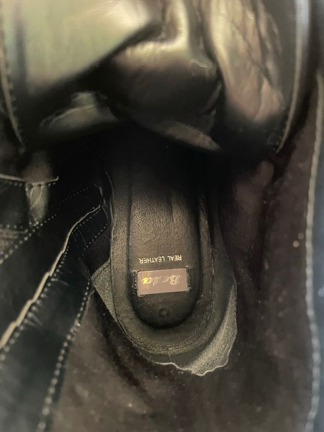 Stivali Bata neri con borchie e cinturini