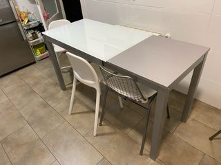 Mesa de cocina cristal blanco y metal,