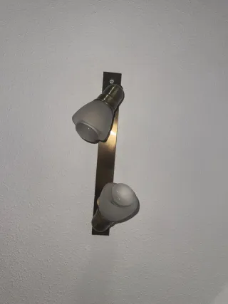 Lámpara de pared dorada y transparente