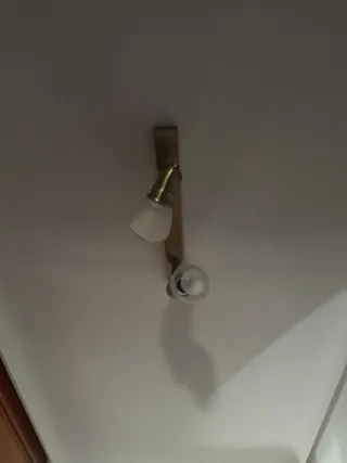 Lámpara de pared dorada y transparente