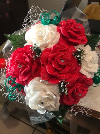 Composizioni floreali in carta crespa