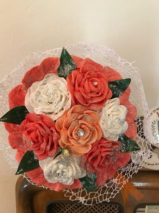 Composizioni floreali in carta crespa