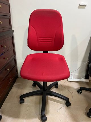Silla de oficina roja giratoria