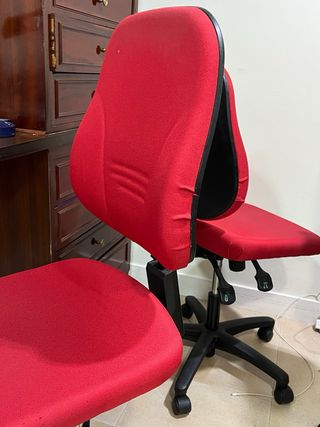 Silla de oficina roja giratoria