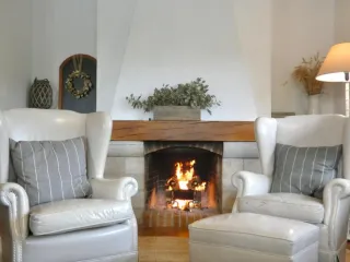 Sillones orejeros de piel blancos