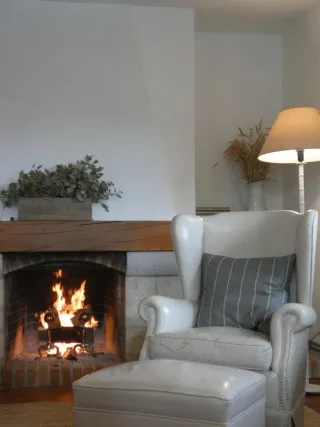 Sillones orejeros de piel blancos