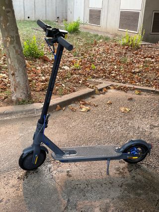 Patinete Eléctrico + Cargador original + casco