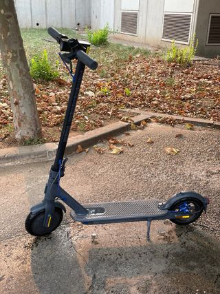 Patinete Eléctrico + Cargador original + casco