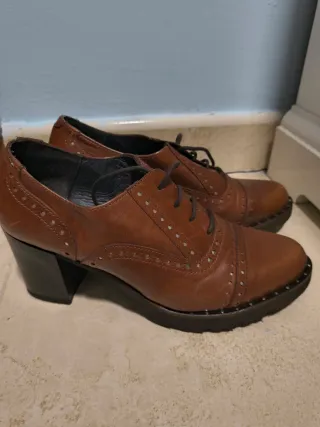 Zapatos de tacón con cordones marrones