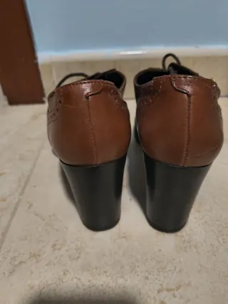 Zapatos de tacón con cordones marrones