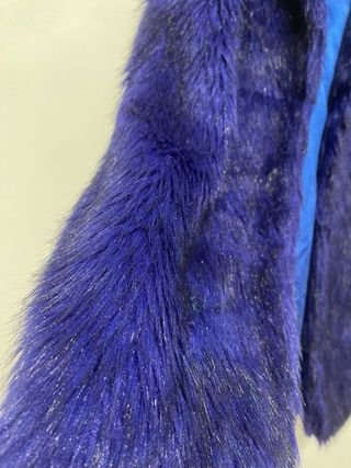 Chaleco pelo sintético azul y negro