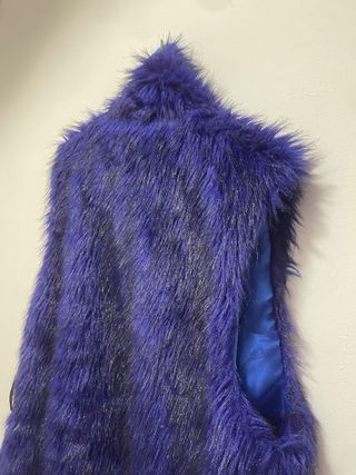Chaleco pelo sintético azul y negro