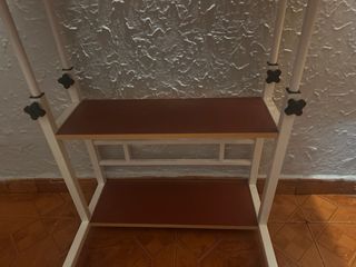 Scrivania con ruote e ripiani