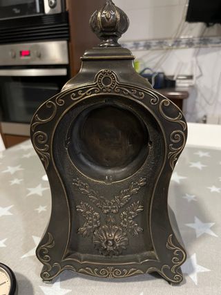 Reloj de sobremesa estilo clásico