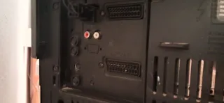 Televisión de tubo LOEWE 21", foto con modelo.