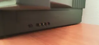 Televisión de tubo LOEWE 21", foto con modelo.