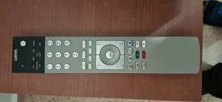 Televisión de tubo LOEWE 21", foto con modelo.