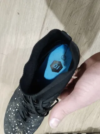 Botas de fútbol negras con detalles blancos