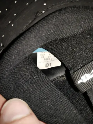 Botas de fútbol negras con detalles blancos