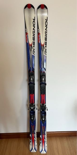 Esquís Rossignol con botas y bastones