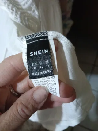 Camicia bianca con manica particolare