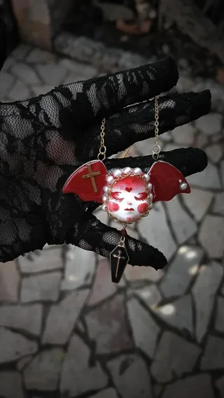 Collana viso bambola dark oro e rosso