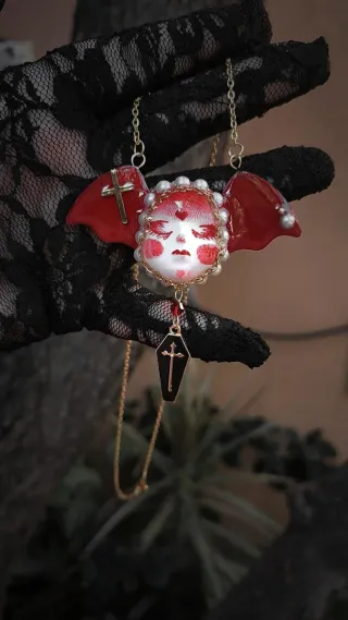 Collana viso bambola dark oro e rosso