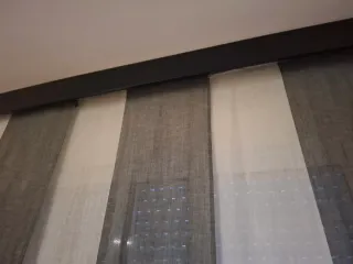 Panel japonés gris y blanco