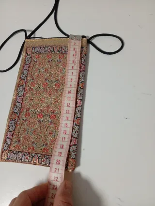 Bolsito para móvil y llaves con diseño de alfombra